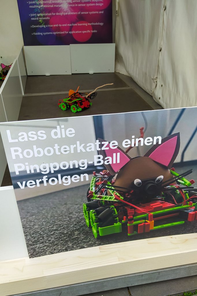 AI robot cat at ZESS and DFG research unit "Learning to Sense" during Open University 2025. [Photo: Sarah Wagener/Uni Siegen]