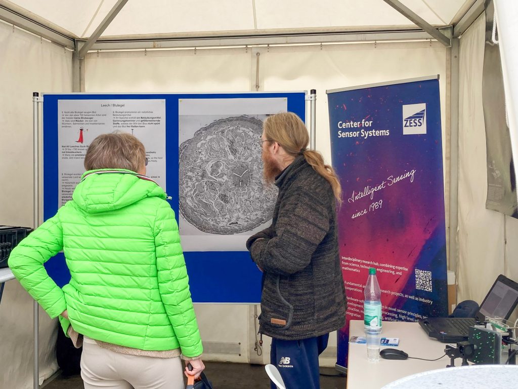 Rector Prof Dr Stefanie Reese talking to Prof Dr Ivo Ihrke at the ZESS Booth during Open University Day 2025 [Photo: Holger Nies/ZESS]