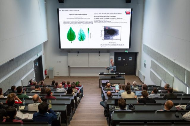 Plenary Speaker Prof Vincent Wallace (University of Western Australia, Perth) at the French German THz Conference 2025 at ZESS/University of Siegen [Photo: Jan Söhlke/ZESS, Uni Siegen]