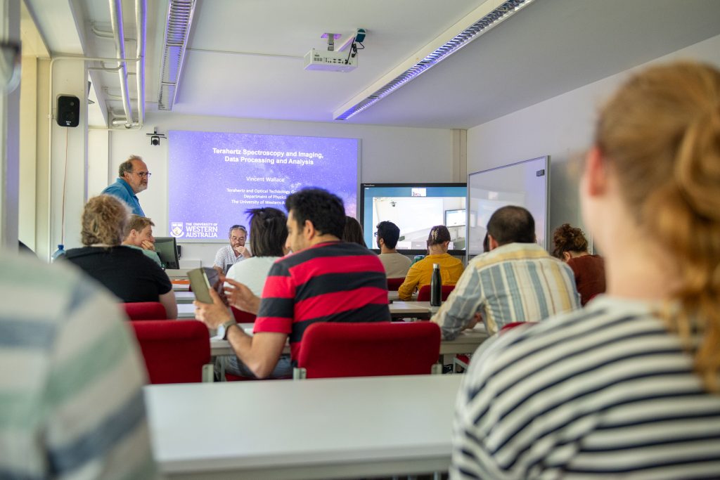 Prof Vincent Wallace (University of Western Australia, Perth), who is a Mercator Fellow with DFG Research Unit "Learning to Sense" at ZESS during his L2S Talk [Photo: Jan Söhlke/ZESS, Uni Siegen]within the ZESS Lecture Series [Photo: Jan Söhlke/ZESS, Uni Siegen]