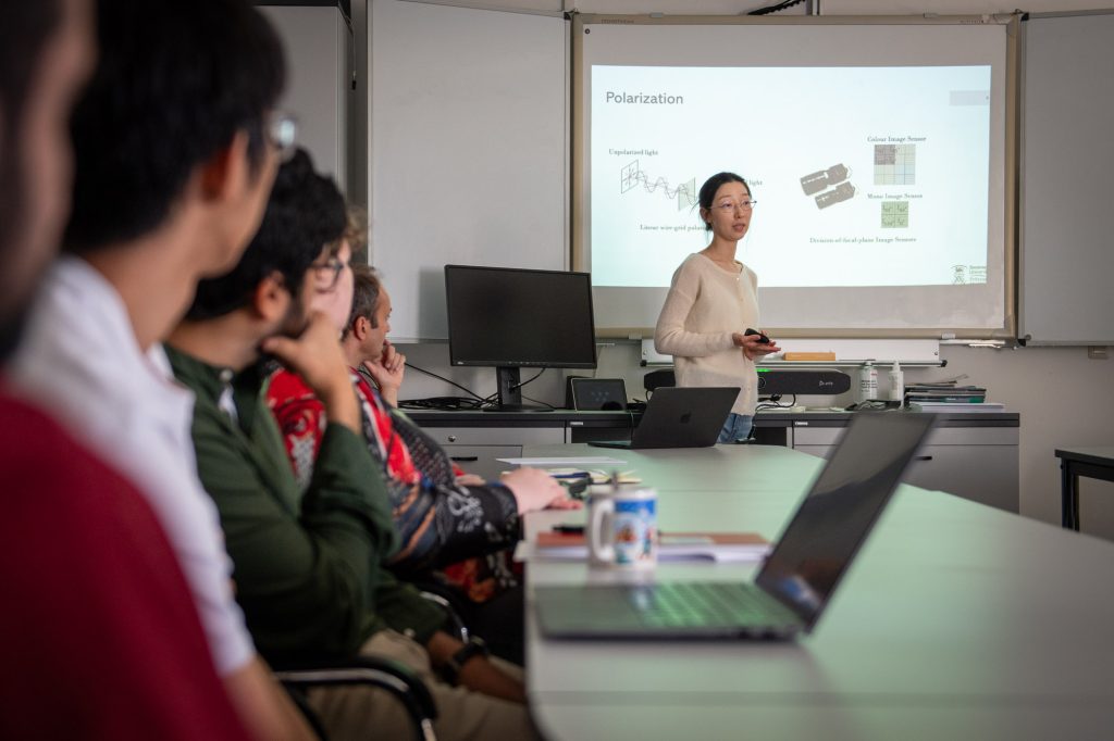 Prof Dr Simeng Qiu (Swansea University) giving a talk on "Encoding Angular Information into Computational Imaging" at ZESS, University of Siegen [Photo: Jan Söhlke/ZESS, Uni Siegen]
