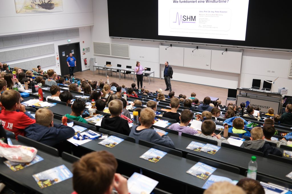 ZESS Prof Peter Kraemer at University of Siegen's Children's University lectureing on Wind Turbines [Photo: Carsten Schmale]