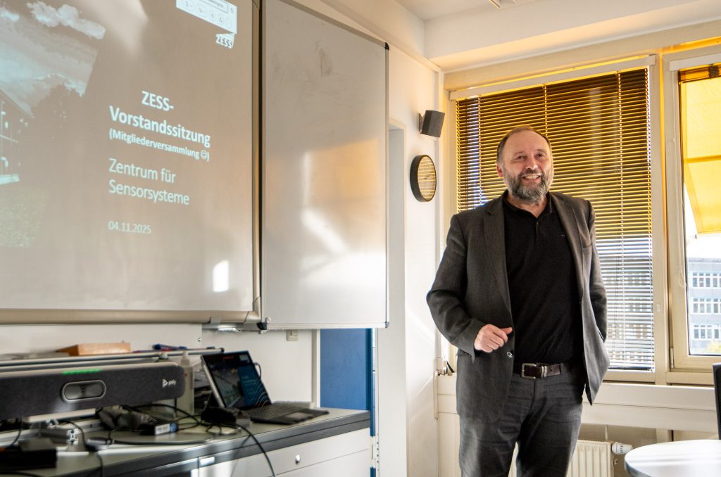 ZESS spokesperson Prof Peter Kraemer opening meeting of ZESS members on 4 Nov 2025 at University of Siegen [Photo: Jan Söhlke/ZESS]